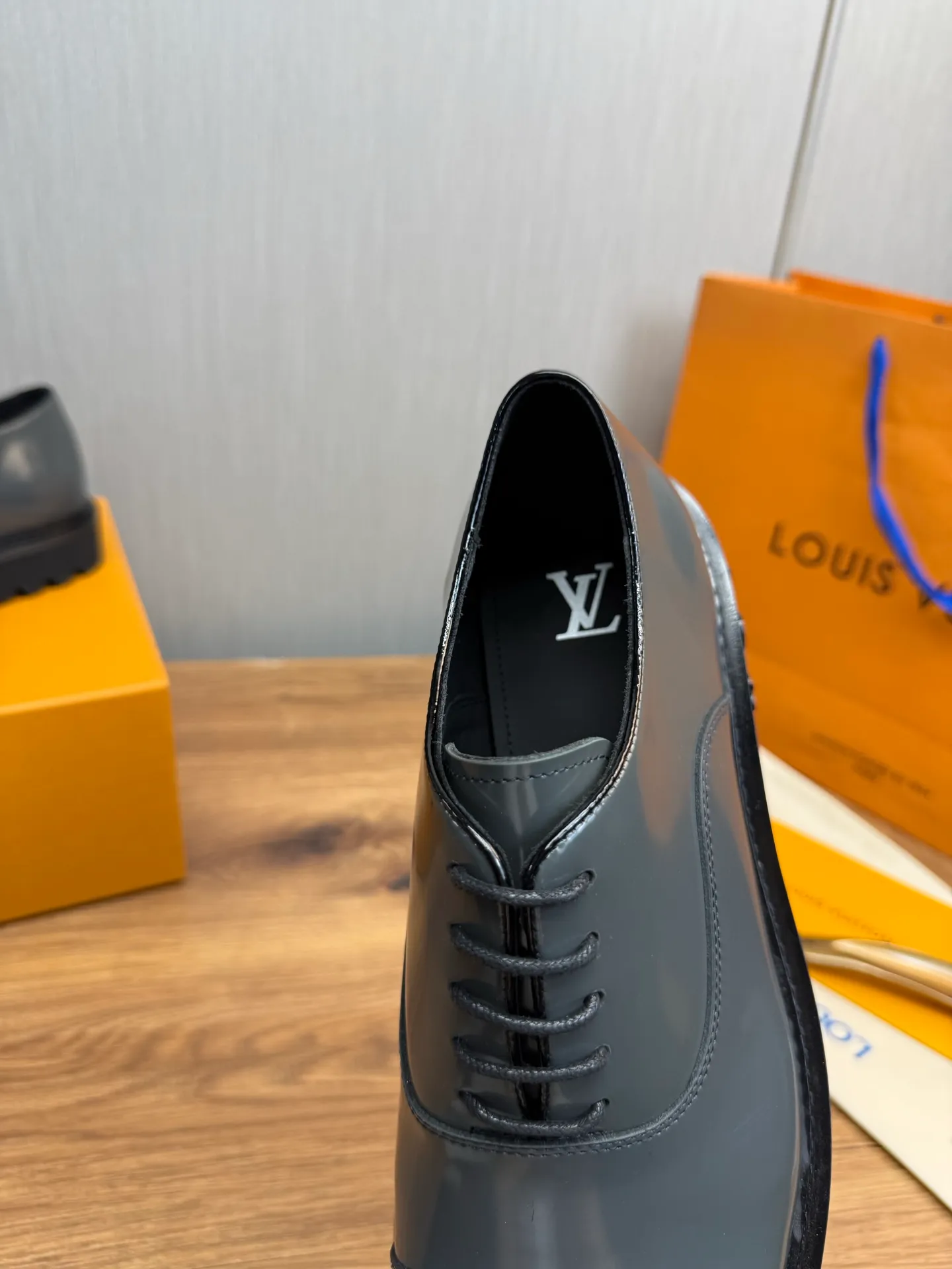Men's shoes 💰900💰 LV. Men's casual lace-up leather shoes, the latest hot style 🔥 1:1 original purchase quality, top quality goods ⬆️The upper is imported open-edge beaded cowhide, cowhide, and cow suede. The hand-made three-dimensional stitching highlights the round toe design. The inner foot pads are all imported cowhide, with the original wear-resistant foam outsole, matching code 39-44, (38, 45 custom-made, non-refundable)
